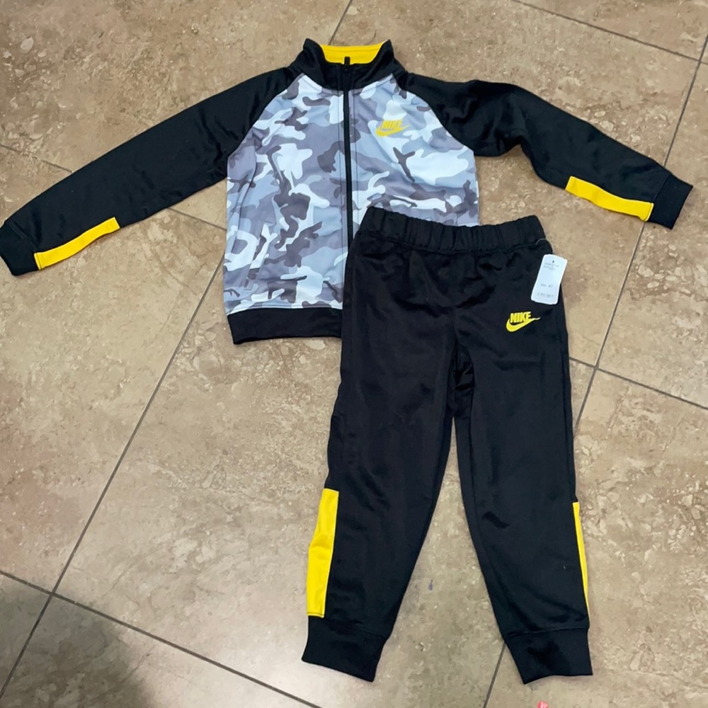 Nike Sweatsuit size 4T Camo UNISEX